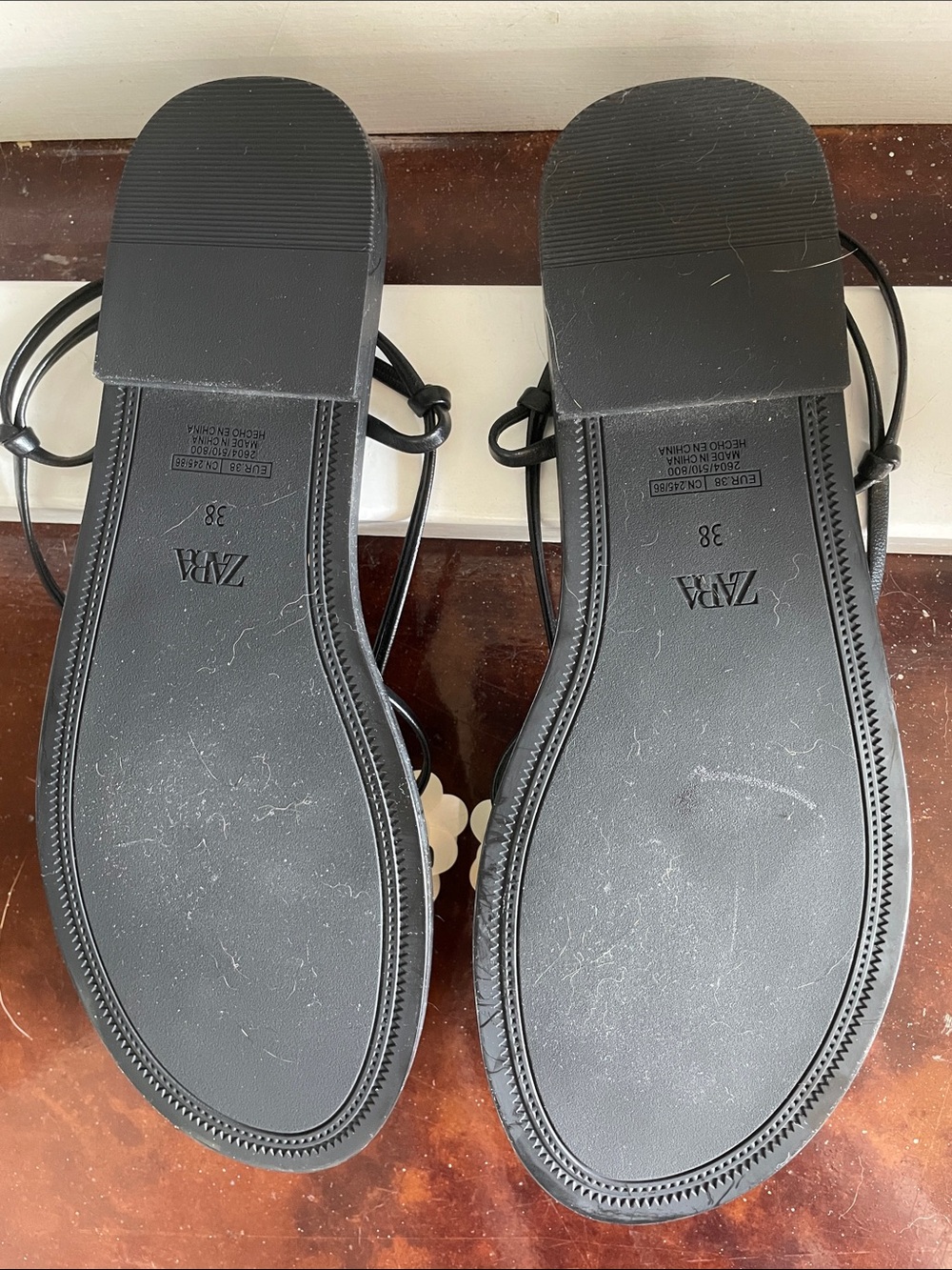 ZARA Black Strappy Flat Sandal w/ Cream Flower Accent. Size 38 - Picture 6 of 6